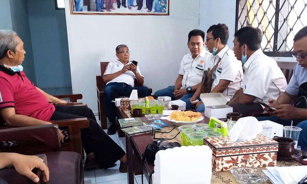 Ketua Umum KONI Bondowoso Noer Soetjahjono dan Sekretaris Umum KONI setempat Santidjo(merah) berbincang dengan pengurus KONI Gresik di kantor KONI Bondowoso. (foto:guido/ngopibareng.id)