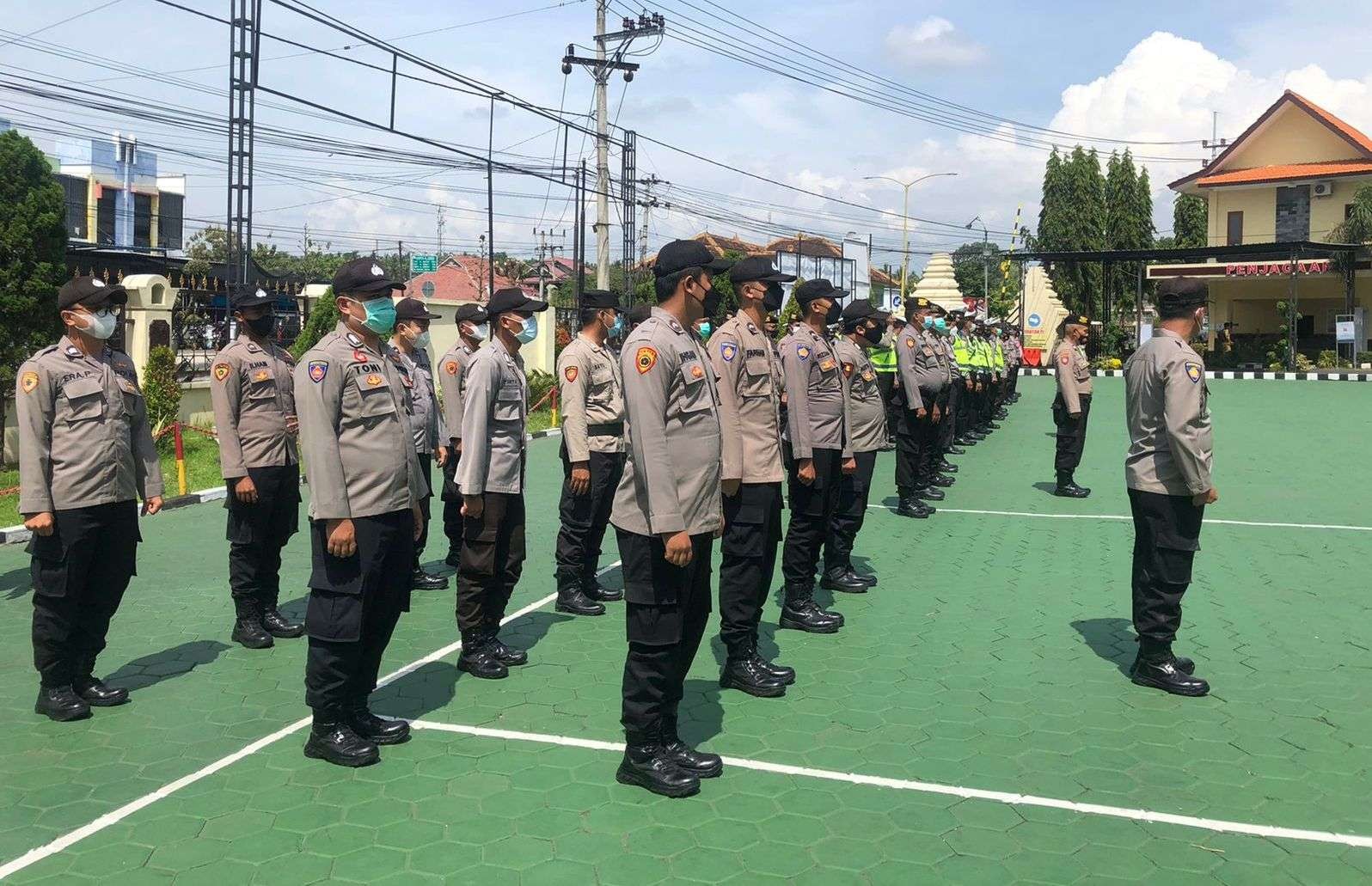 Personil Polresta Banyuwangi mengikuti apel di halaman Polresta Banyuwangi  beberapa waktu lalu (foto:istimewa)