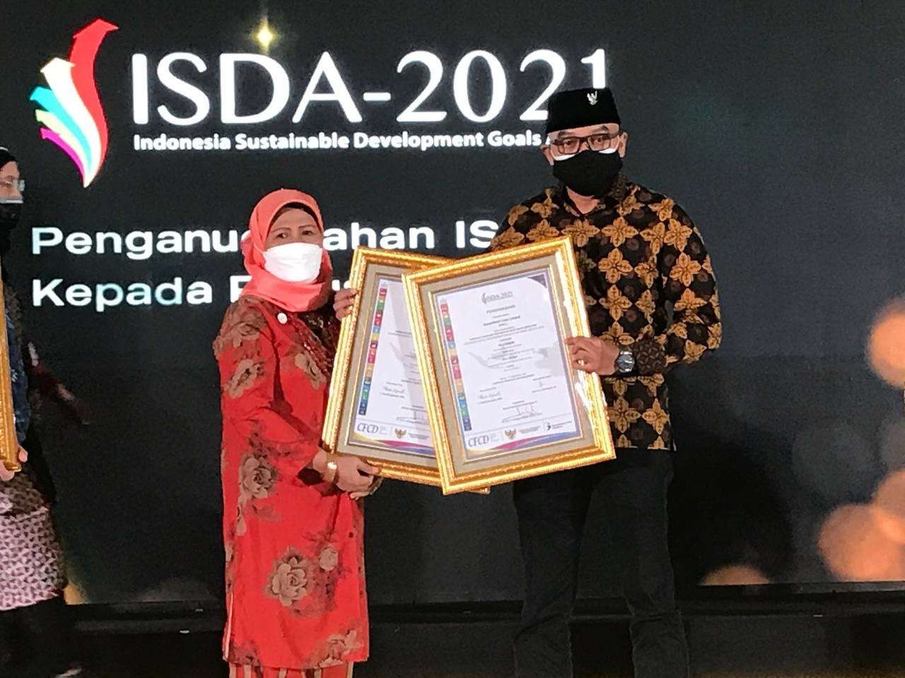 Tahun ini, EMCL meraih meraih penghargaan tertinggi (Platinum), untuk program Revitalisasi Pasar Gayam, Perempuan Indonesia Merajut (“PRIMA”) dan Gerakan Komunitas Sadar Kesehatan (“Aku Sehat”). Program-program tersebut dilaksanakan  Kabupaten Bojonegoro. (Foto: Istimewa)