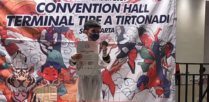 Jan Ethes meraih medali emas dan piagam penghargaan juara 1 taekwondo untuk kelas pemula. (Foto: Istimewa)