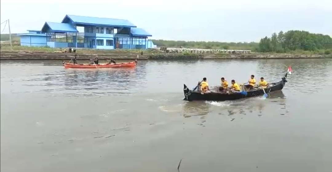 Kemeriahan lomba dayung di pesisir Kota Pasuruan (Foto: Laily /ngopibareng)