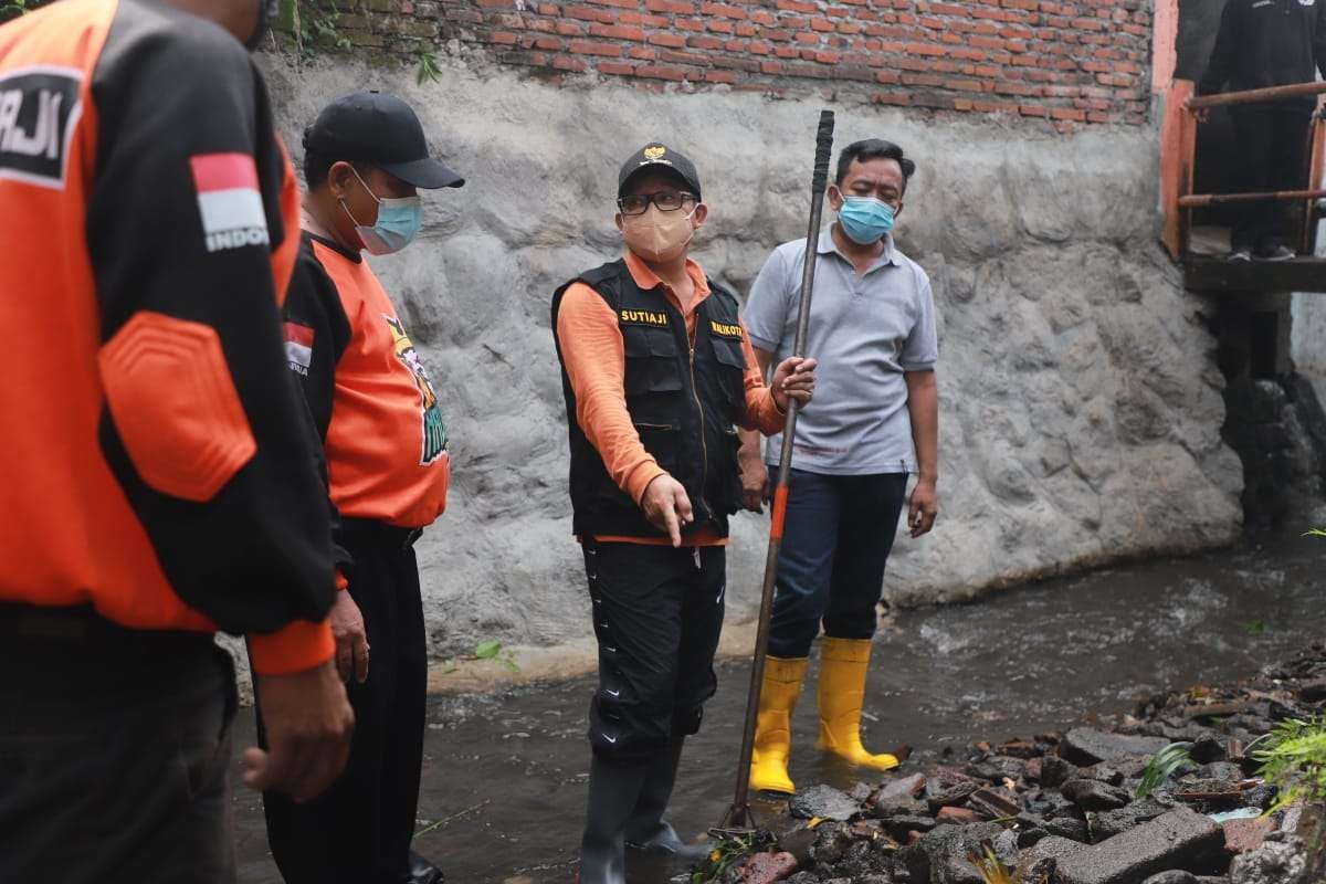 Walikota Malang, Sutiaji saat memeriksa sampah dan sedimen di Kelurahan Bareng, Kota Malang (Foto: istimewa)