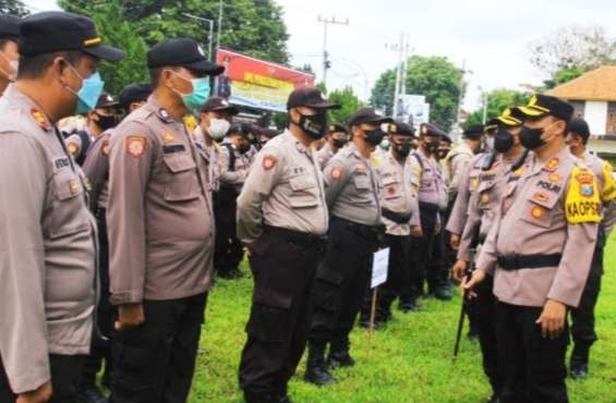 Kapolres Bondowoso AKBP Herman Priyanto memeriksa kesiapan ribuan personil polisi 12 polres/polresta mengamankan Pilkades Serentak Bondowoso, Senin 15 November 2021 besok. (foto: humas polres bwso)