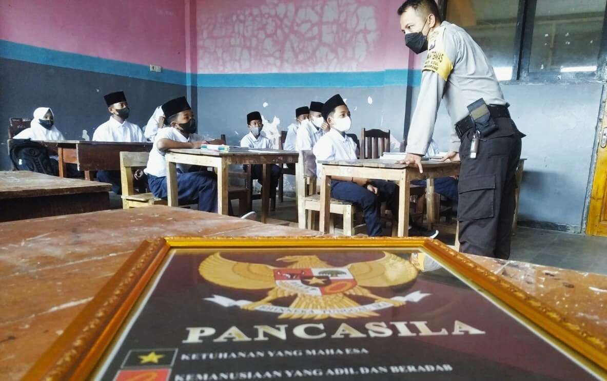 Aiptu Supriyanto mengajar wawasan kebangsaan dan nasionalisme kepada pelajar di Ponpes Nurul Hidayah Bondowoso. (Foto: Guido Saphan/Ngopibareng.id)