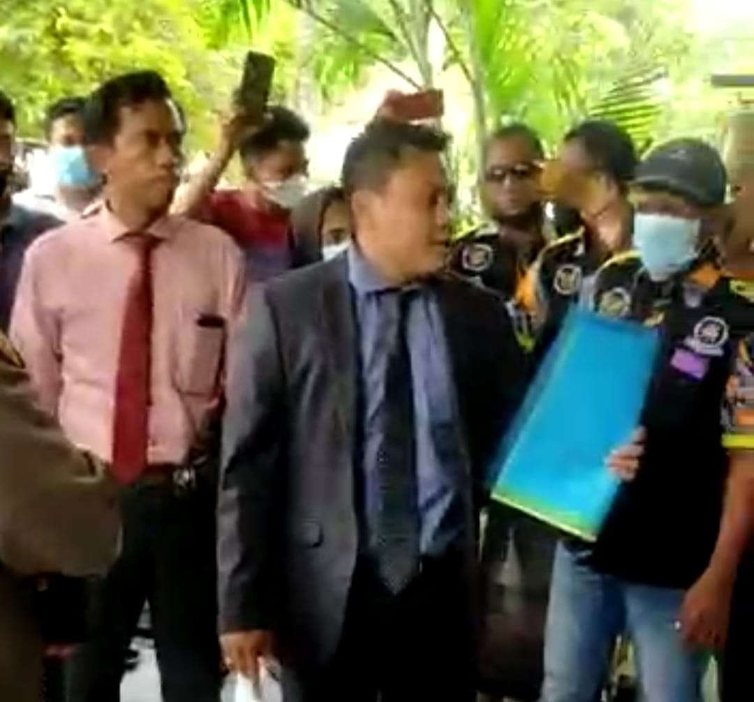 Tangkapan layar saat Nanang Slamet datang ke Polsek Banyuwangi (istimewa)