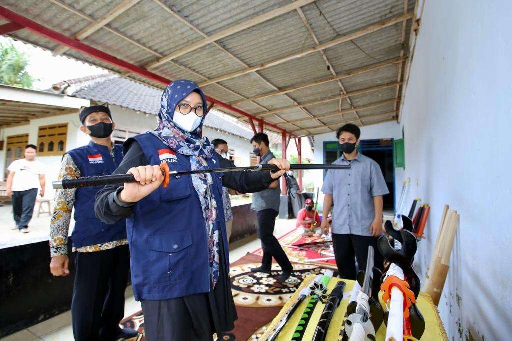 Bupati Banyuwangi Ipuk Fiestiandani melihat replika samurai buatan anak muda Banyuwangi (foto: istimewa)