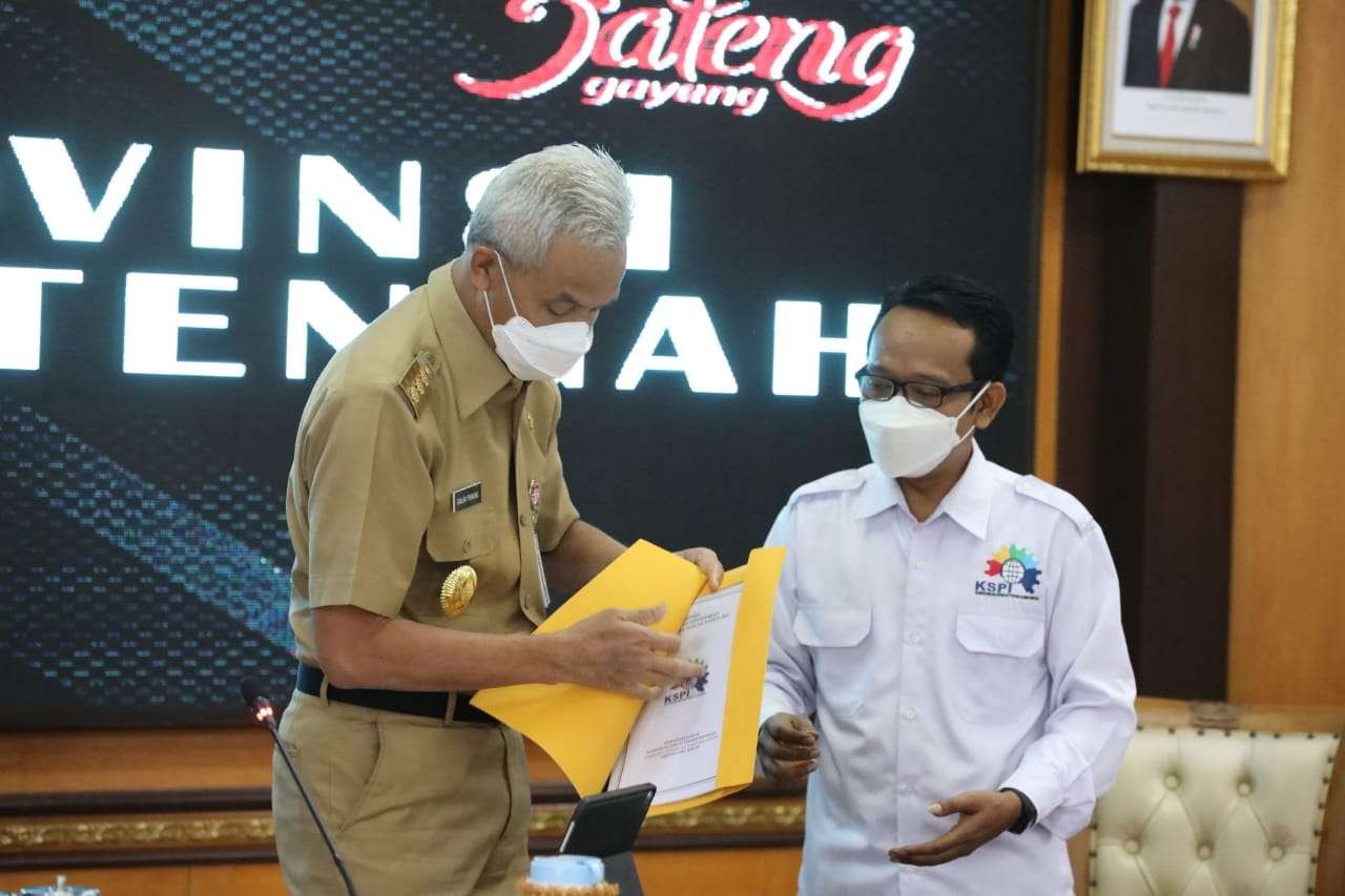 Gubernur Ganjar Pranowo mendengarkan masukan para buruh terkait upah minimun 2022. (Foto: Istimewa)