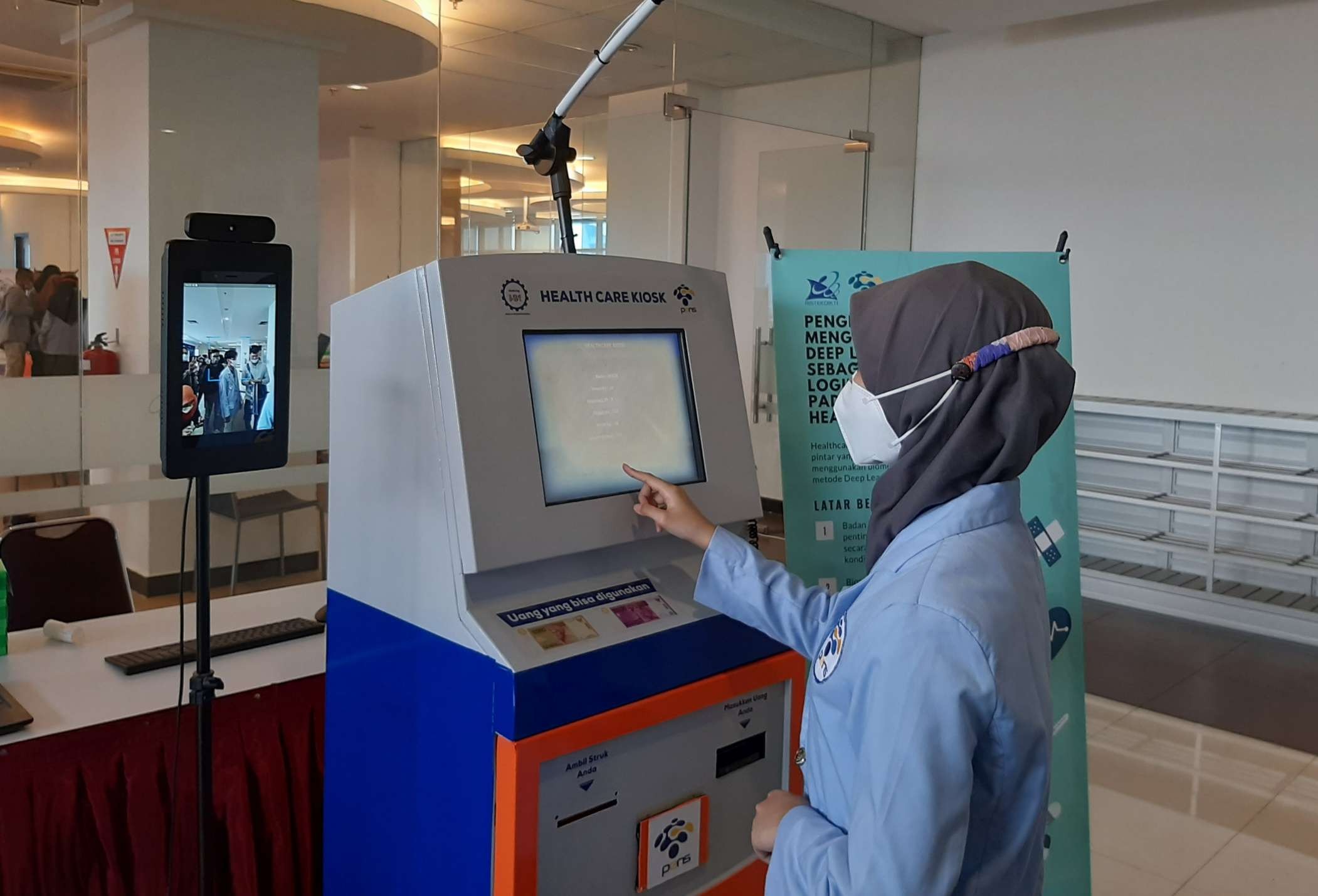 Mesin "Healthcare KIOSK" dilengkapi dengan metode deep learning sebagai login pada pengguna yang dirancang oleh mahasiswa PENS. (Foto: Pita Sari/Ngopibareng.id)