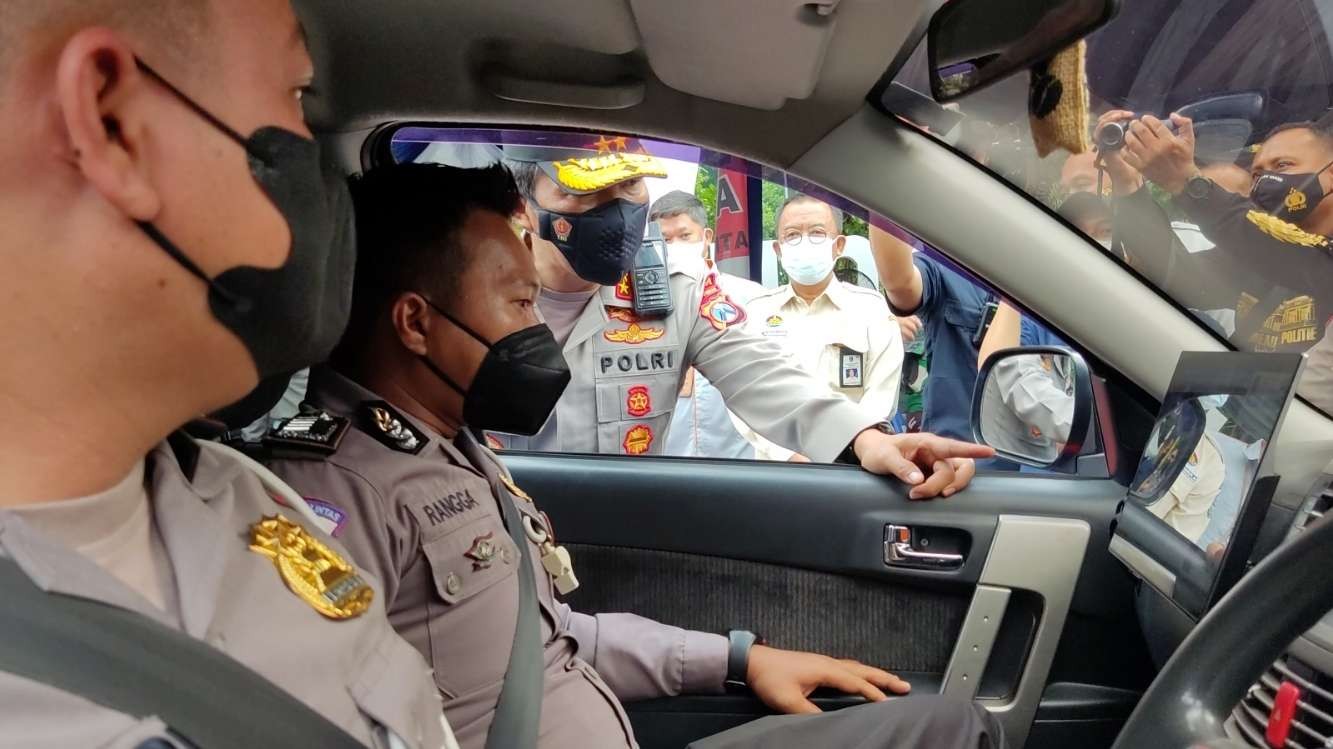 Kapolda Jatim, Irjen Pol Nico Afinta (tengah) melihat teknologi dalam mobil INCAR hasil inovasi Ditlantas Polda Jatim di Taman Bungkul, Surabaya, Senin 15 November 2021. (Foto: Fariz Yarbo/Ngopibareng.id)