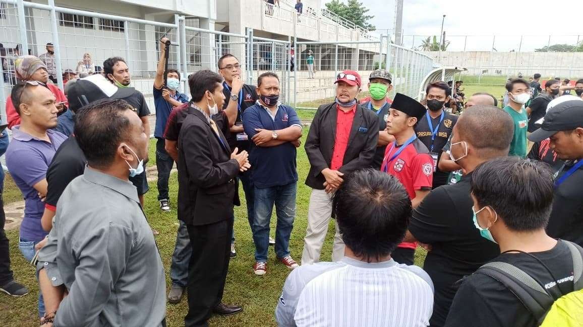 Laga dua penghuni Grup N di Liga 3 antara Persewangi dan PSPK Pasuruan, di Stadion Diponegoro Jalan Jagung Suprapto, Banyuwangi terpaksa mundur. (foto: Muh.Jaini/Ngopibareng.id)