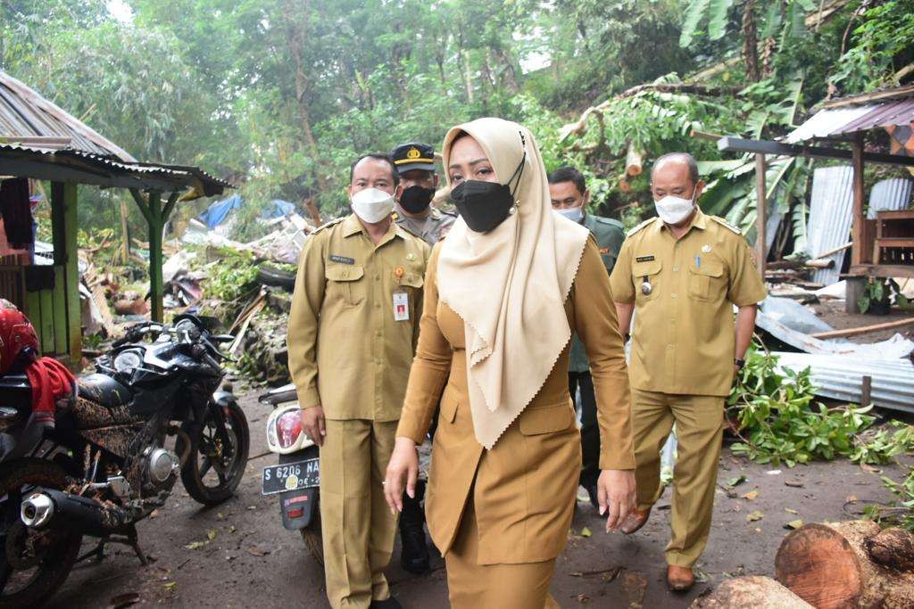 Bupati Mojokerto saat meninjau lokasi pohon tumbang.(Foto: Deni Lukmantara/Ngopibareng)