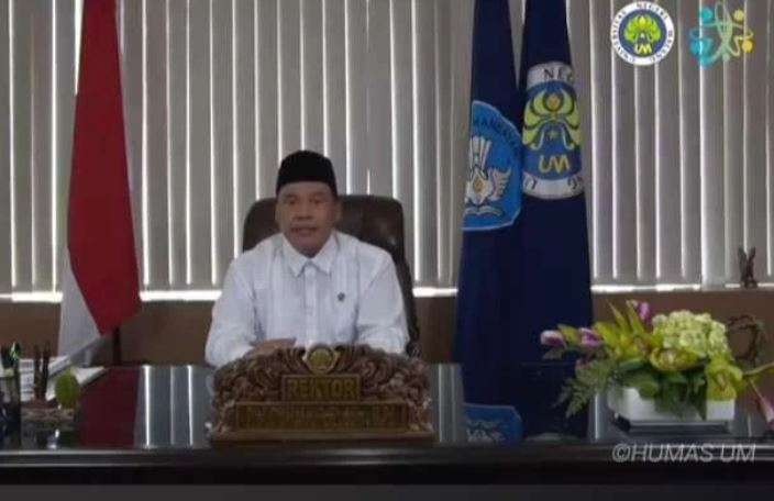 Rektor Universitas Negeri Malang, Rofi'uddin saat berada di ruangannya. (Foto: Instagram @universitasnegerimalang)