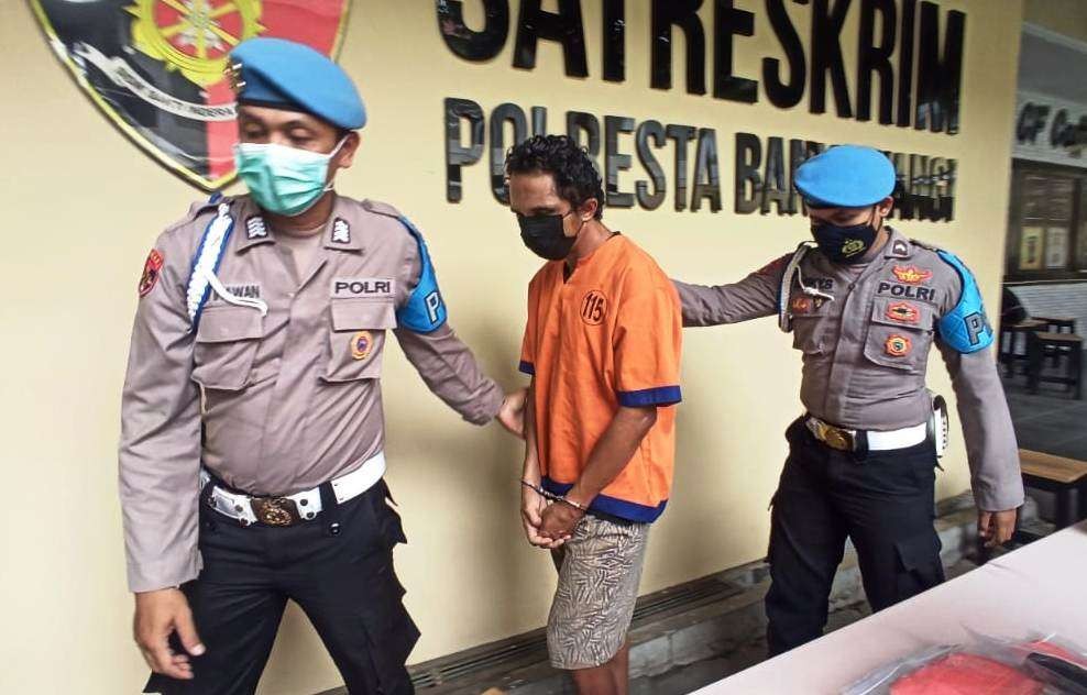 Pelaku pencurian spesialis baterai tower diamankan polisi. (Foto: Muh Hujaini/Ngopibareng.id)