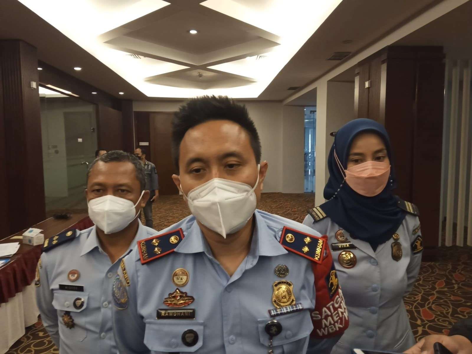 Kepala Kantor Imigrasi Kelas I TPI Malang, Ramdhani, bicara soal permohonan pembuatan paspor yang meningkat, saat ditemui di Hotel Grand Cakra, Kota Malang. (Foto: Lalu Theo/Ngopibareng.id)