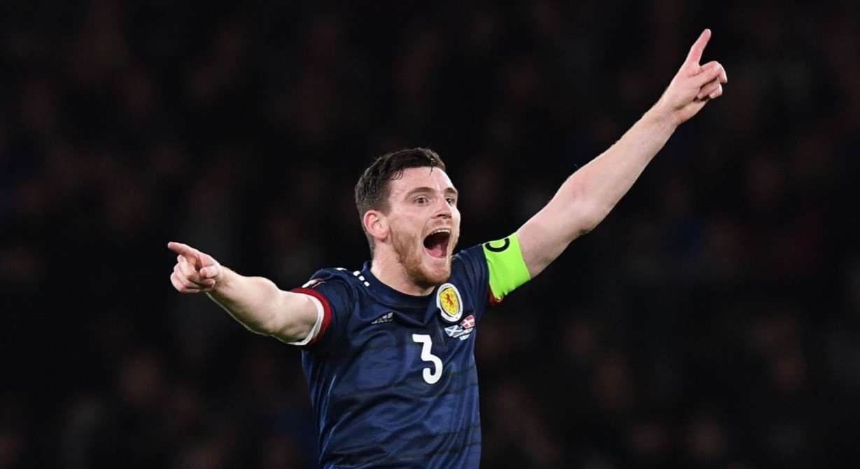 Andrew Robertson mengalami cedera hamstring saat membela Timnas Skotlandia lawan Denmark di Kualifikasi Piala Dunia 2022. (Foto: Twitter/@andrewrobertso5)