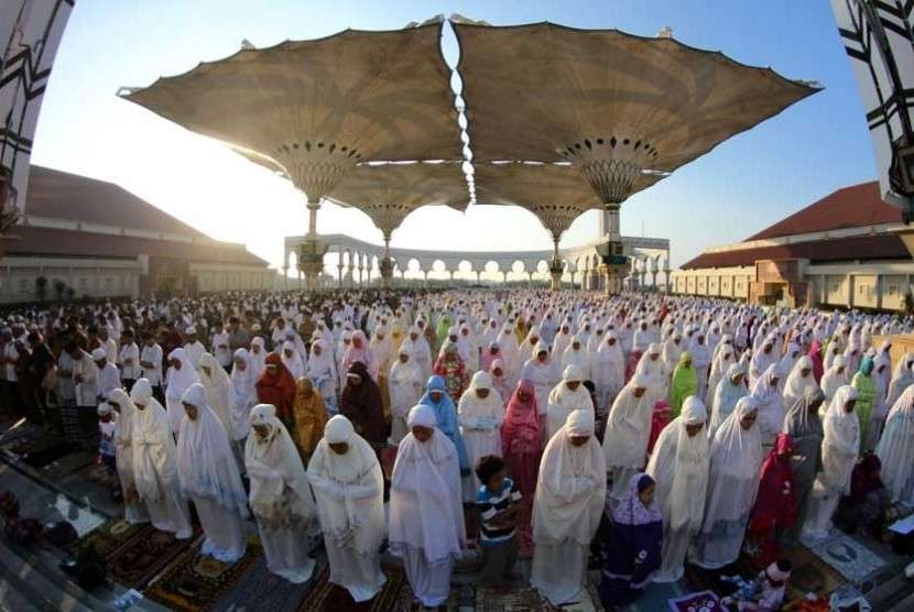 Masjid Jami' Semarang, diluberi umat Islam saat melaksanakan Salat Idul Fitri. (Foto: Istimewa)