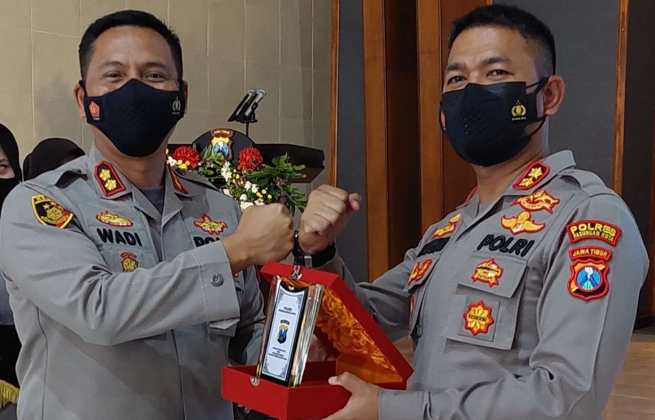 Kapolresta Probolinggo, AKBP Wadi Sabani (kiri) bersama mantan Kapolresta, AKBP RM Jauhari. (Foto: Ikhsan Mahmudi/Ngopibareng.id)