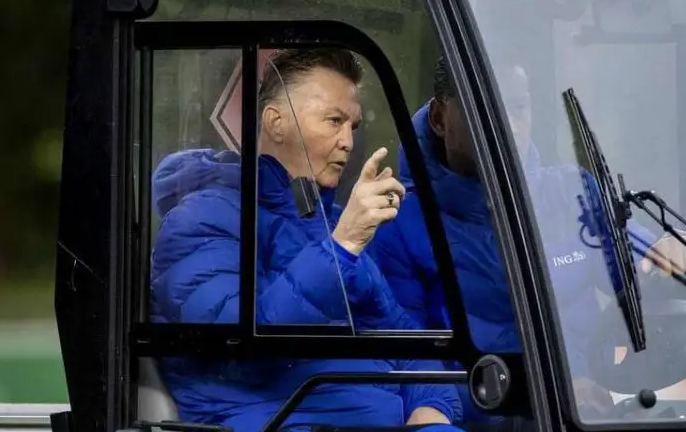 Pelatih Timnas Belanda, Louis Van Gaal mendampingi anak asuhnya latihan dari atas mobil golf atau buggy, Senin 15 November 2021. (Foto: Football5stars)