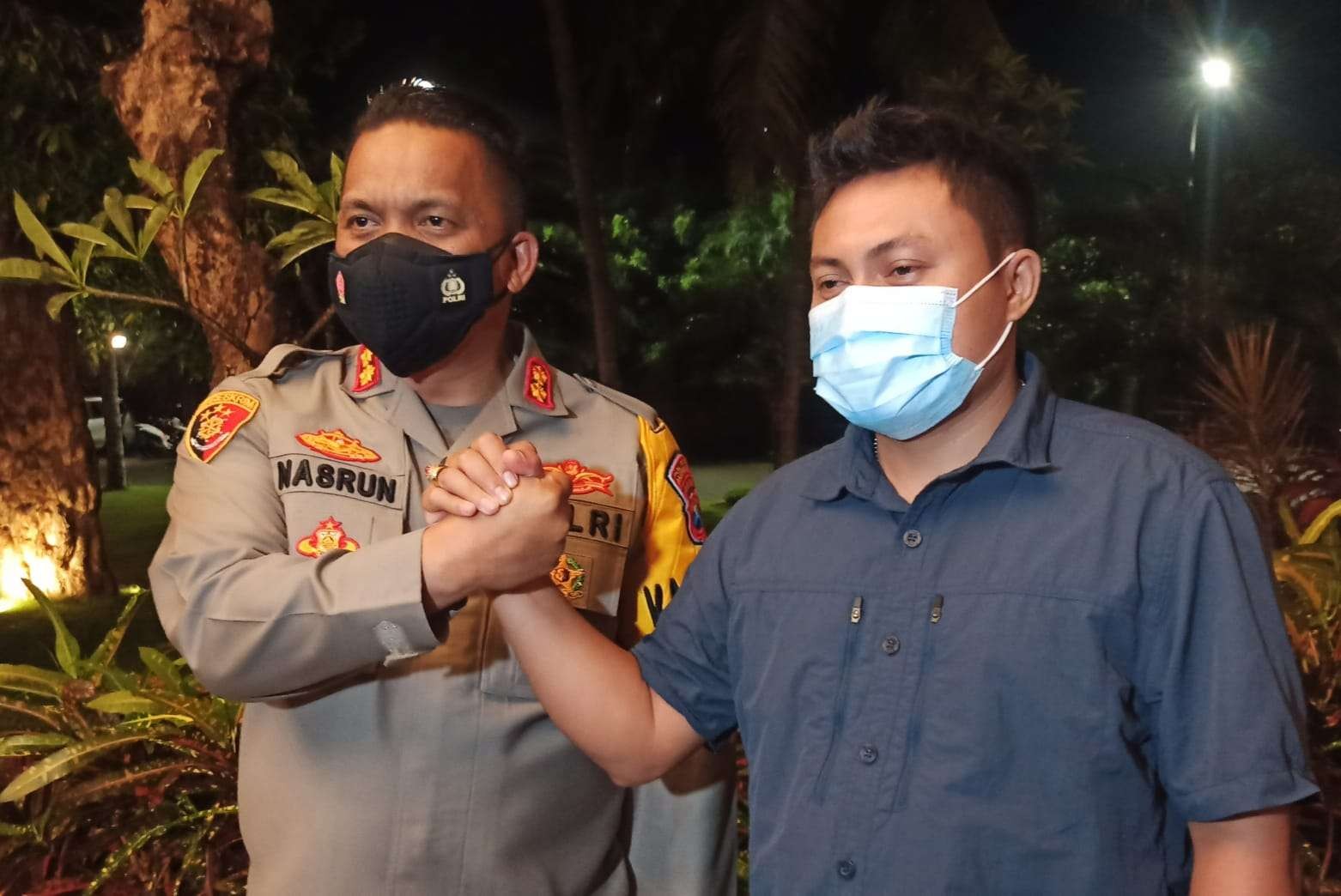 Kapolresta Banyuwangi AKBP Nasrun Pasaribu berjabat tangan dengan Nanang Slamet (foto: Muh Hujaini/Ngopibareng.id)