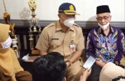 Bupati Bondowoso KH Salwa Arifin (pakai peci hitam) didampingi Asisten I Pemkab Mahfud dan Kepala DPMD Haeriyah Yuliati mengevaluasi Pilkades Serentak 2021i digelar 15 November 2021. (Foto: Guido Saphan/Ngopibareng.id)