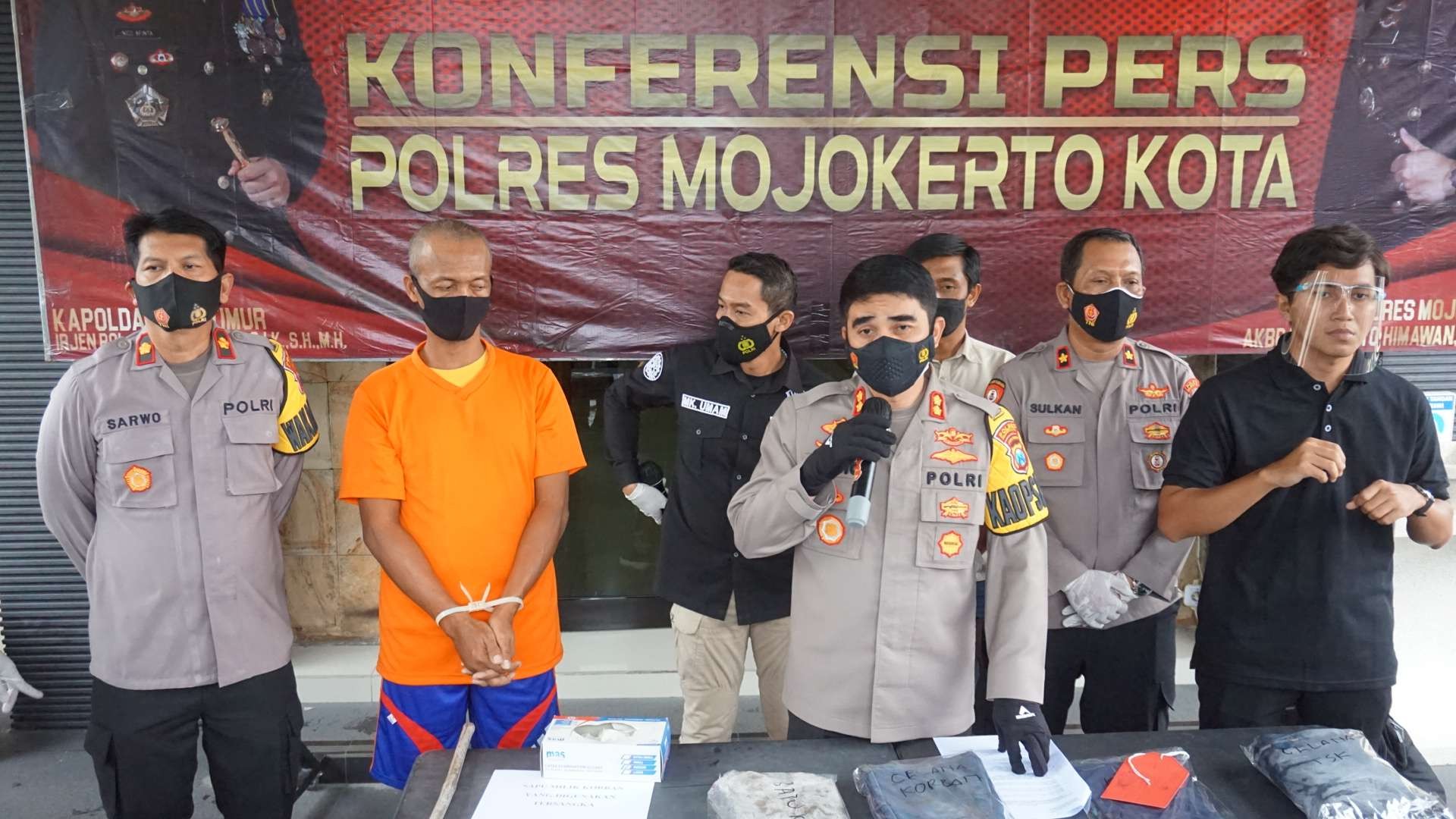 Konferensi pers kasus pembacokan di Mapolres Mojokerto kota.(Foto: Deni Lukmantara/Ngopibareng)