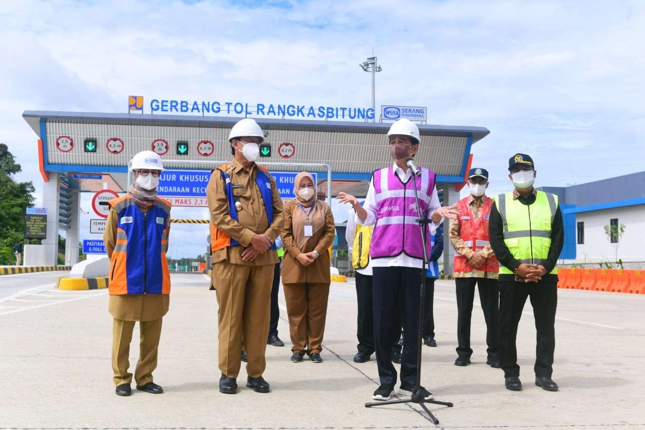 Presiden Jokowi dengan latar belakang jalan tol yang baru diresmikan ( foto: istimewa)