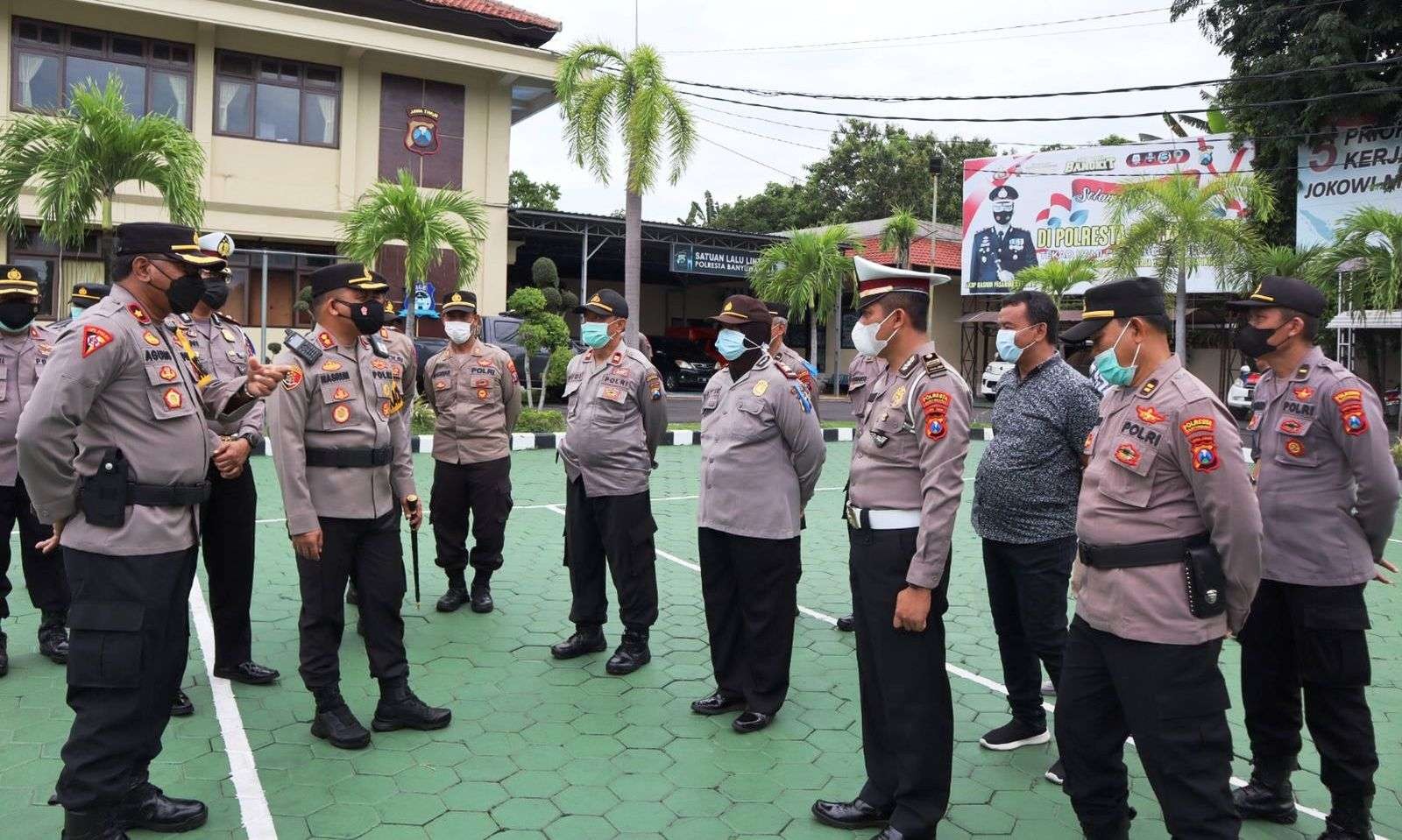 Kapolresta Banyuwangi memberikan arahan kepada para perwira yang akan memimpin personil pengamanan Pilkades serentak Banyuwangi (foto:istimewa)