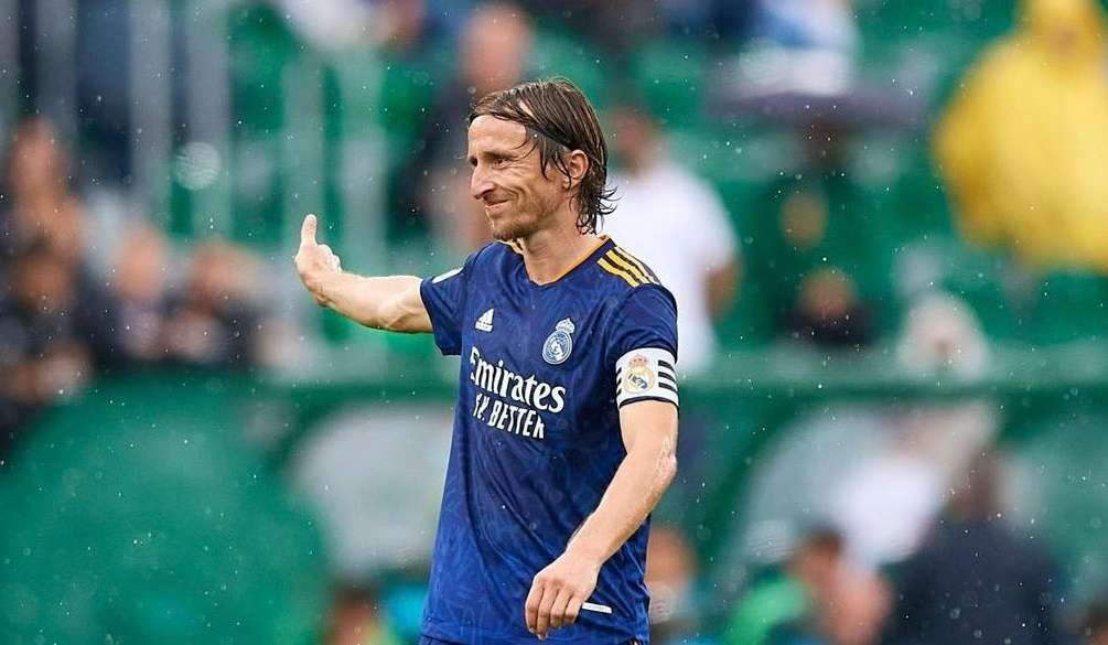 Real Madrid masih menginginkan Luka Modric bertahan semusim lagi. (Foto: Twitter/@lukamodric10)