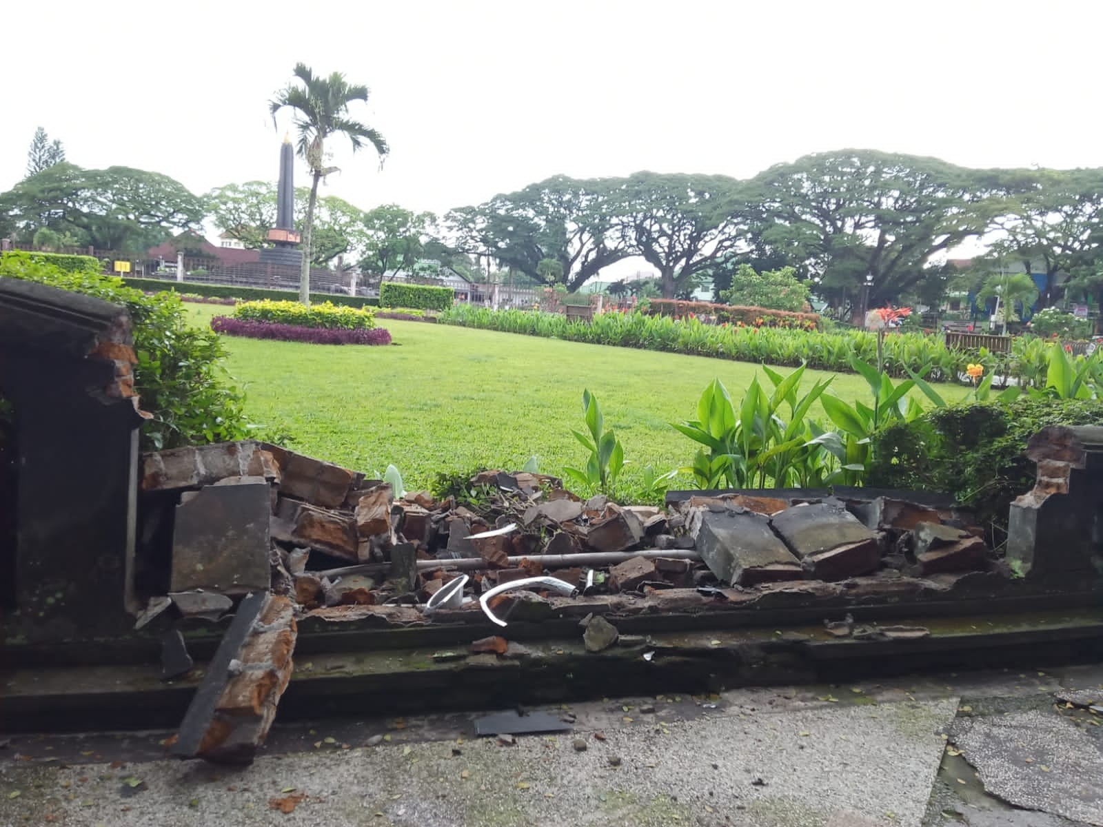 Tembok pembatas Alun-alun Bundaran Tugu Kota Malang hancur dihantam kendaraan roda empat. (Foto: Lalu Theo/Ngopibareng.id)