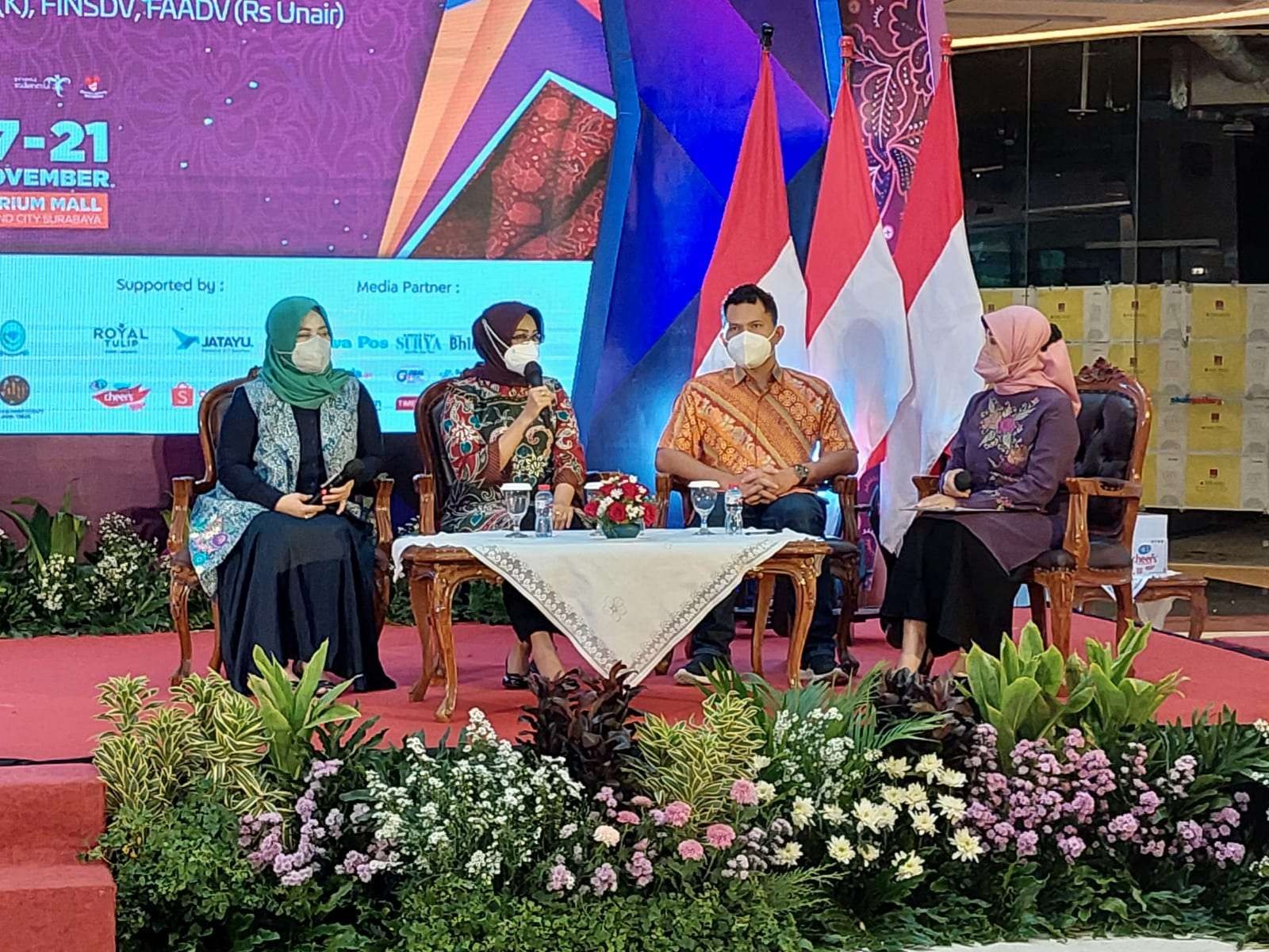 Talkshow kesehatan bertajuk "Yuk, Cegah Kanker Serviks dan Kutik Kelamin Bagi Pria Maupun Wanita", yang diselenggarakan di Grand City Surabaya, Rabu, 17 November 2021. (Foto: Pita Sari/Ngopibareng.id)