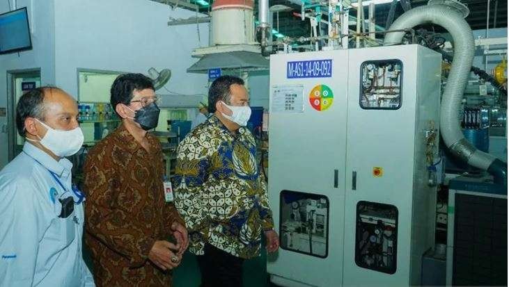 Direktur Jenderal Industri Logam, Mesin, Alat Transportasi dan Elektronika (ILMATE) Taufiek Bawazier (tengah) bersama Wakil Ketua DPR RI Rachmat Gobel (kanan) saat meninjau lini produksi AC Inverter PT. Panasonic Manufacturing Indonesia (PT. PMI) di Jakarta, Selasa 16 November 2021. (Foto: Kementerian Perindustrian)