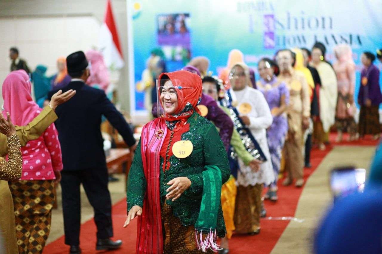 Tak kalah dengan yang muda, 92 warga lansia ikuti lomba fashion show (Foto: istimewa)