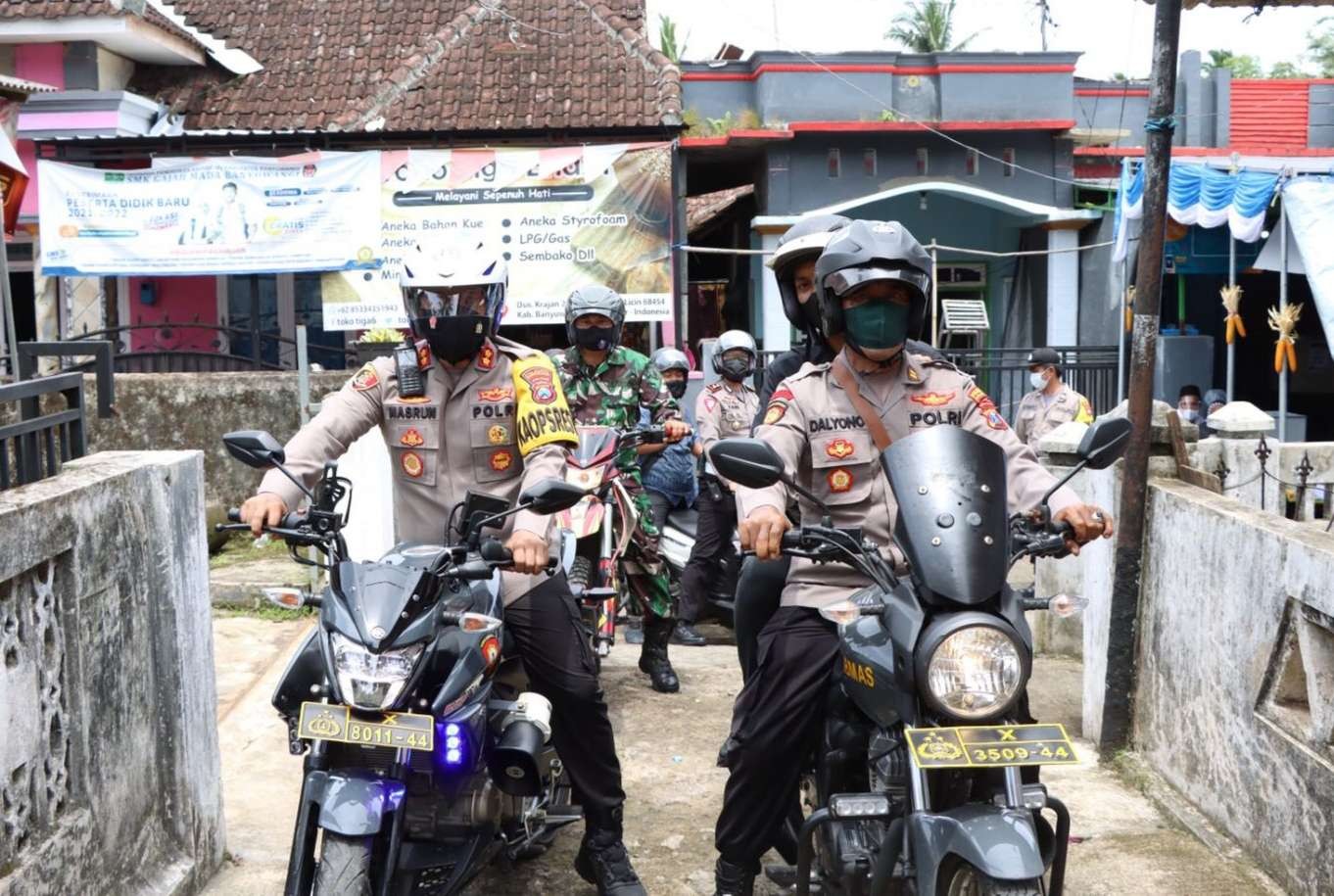 Kapolresta Banyuwangi AKBP Nasrun Pasaribu mengecek TPS di Wilayah Desa Licin (foto:istimewa)