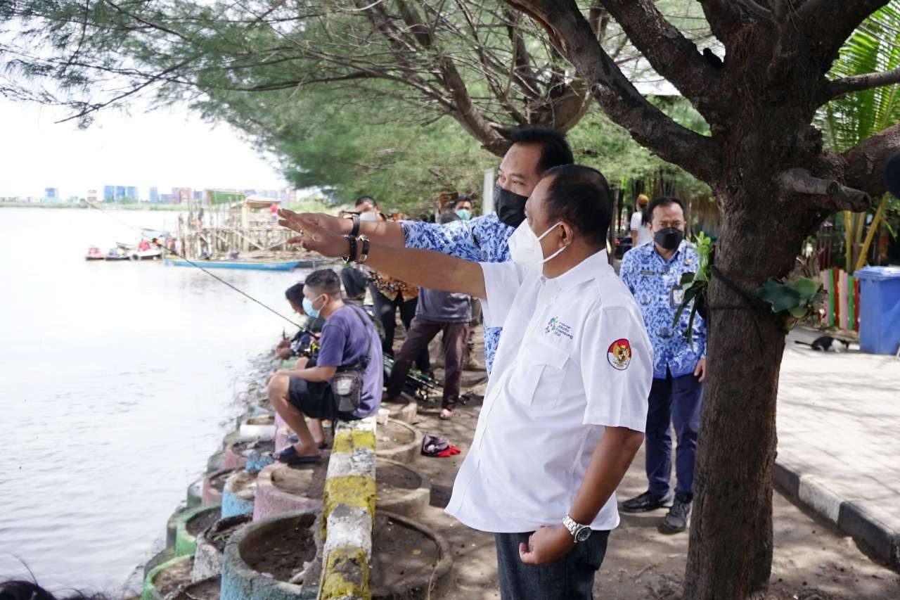 Armuji ketika datangi sentra wisata bahari Romokalisari. (Foto: Pemkot Surabaya)