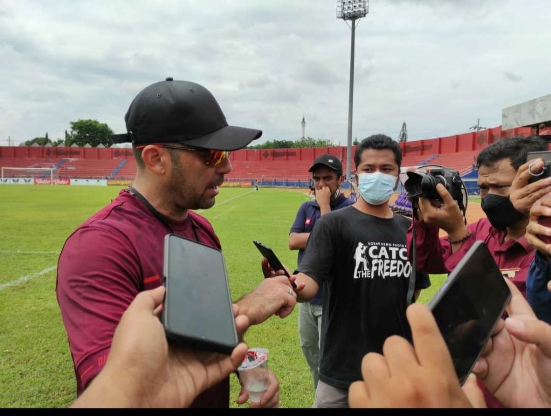 Pelatih kepala Persik Kediri Javier Roca saat memberikan keterangan kepada wartawan. (Foto: Fendhy Plesmana/Ngopibareng.id)