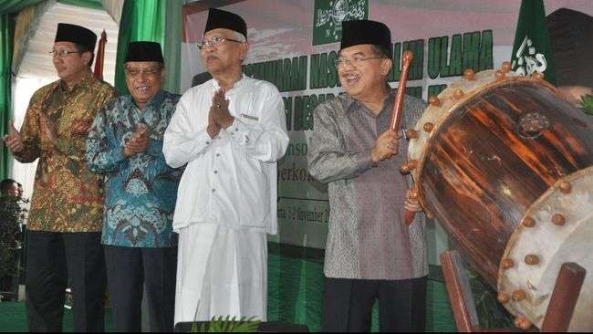 M Jusuf Kalla (JK) hadir dalam acara NU bersama para tokoh sepuh seperti KH Ahmad Mustofa Bisri dan Ketua Umum PBNU KH Said Aqil Siroj. (Foto: Dok/Ngopibareng.id)