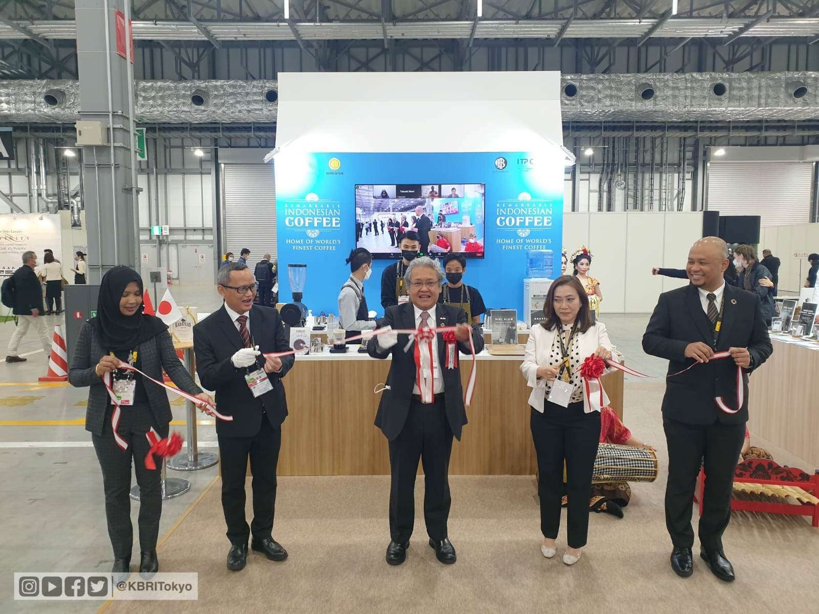 Duta Besar Luar Biasa dan Berkuasa Penuh (LBBP) RI untuk Jepang merangkap Negara Federasi Mikronesia Heri Akhmadi meresmikan Paviliun Indonesia di Pameran SCAJ Expo 2021 Tokyo. (Foto: KBRI Tokyo)