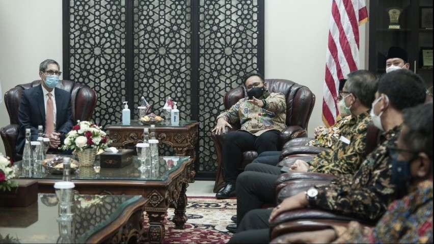 Menteri Agama Yaqut Cholil Qoumas menerima Wakil Dubes Amerika Serikat Michael Kleine di Kantor Kementerian Agama, Jumat (12 November 2021). (Foto: Kemenag)