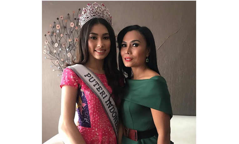 Puteri Indonesia 2019 Frederika Alexis Cull bersama sang ibu, Yulia Peers. (Foto: Instagram)