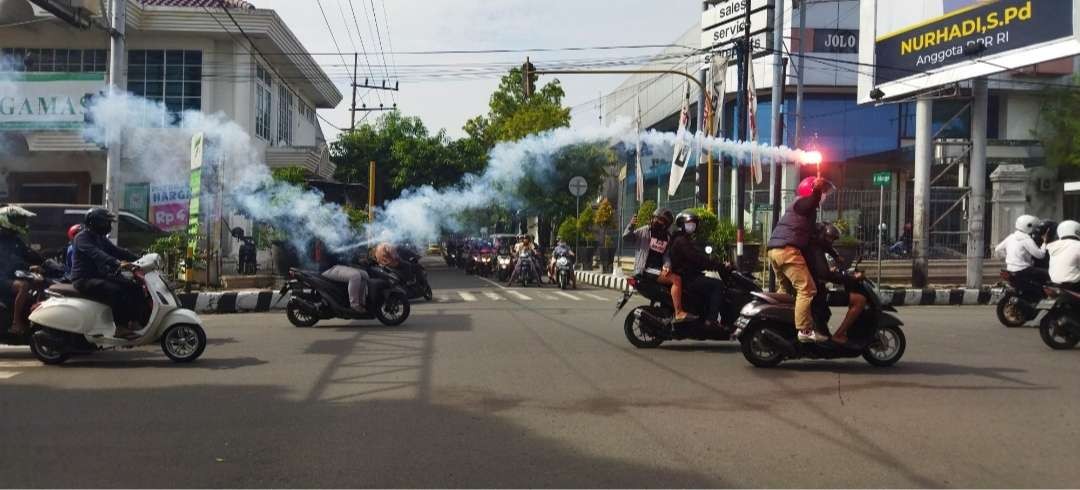 Ratusan Persik Mania beri motivasi tim, agar menang lawan Arema. (Fendhy Plesmana/Ngopibareng.id)