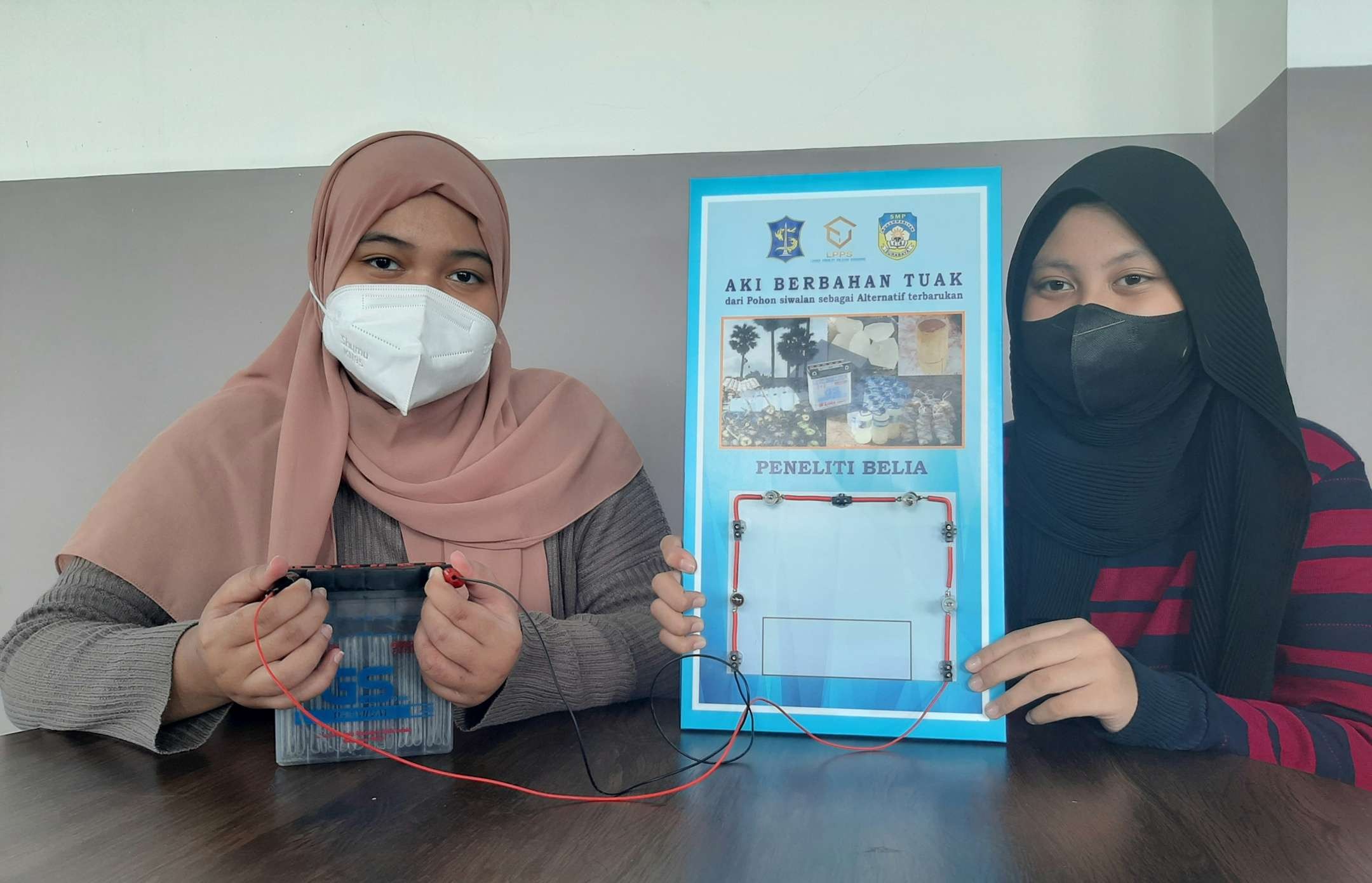 Dua siswi SMP Muhammadiyah 14 Surabaya, Talitha Shofw Ariella, kelas 9 dan Florencia Christine Pakasi, kelas 8. (Foto: Pita Sari/Ngopibareng.id)