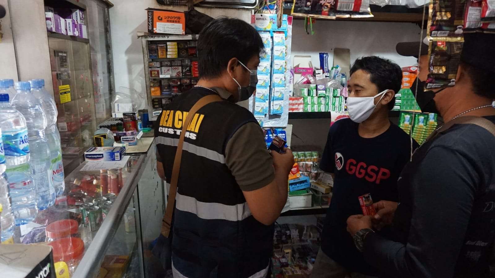 Kantor Pengawasan dan Pelayanan Bea dan Cukai (KPPBC) Tipe Madya Pabean B Sidoarjo saat operasi bersama Barang Kena Cukai (BKC) hasil tembakau ilegal, Rabu 17 November 2021.  (Foto: Istimewa)