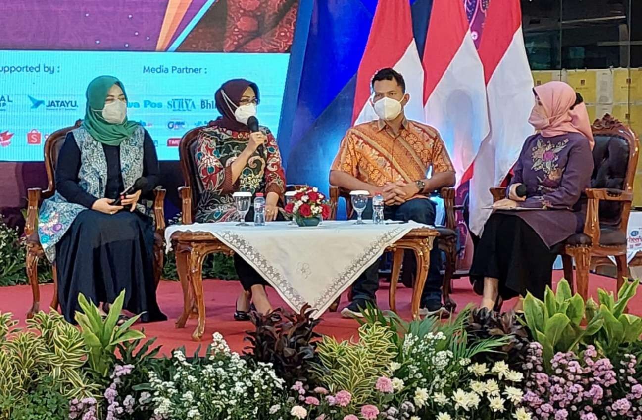 Dokter Afif (Paling Kiri) dalam acara talk show kesehatan bertajuk"Yuk, Cegah Kanker Serviks dan Kutik Kelamin Bagi Pria Maupun Wanita". (Foto: Pita Sari/Ngopibareng.id)