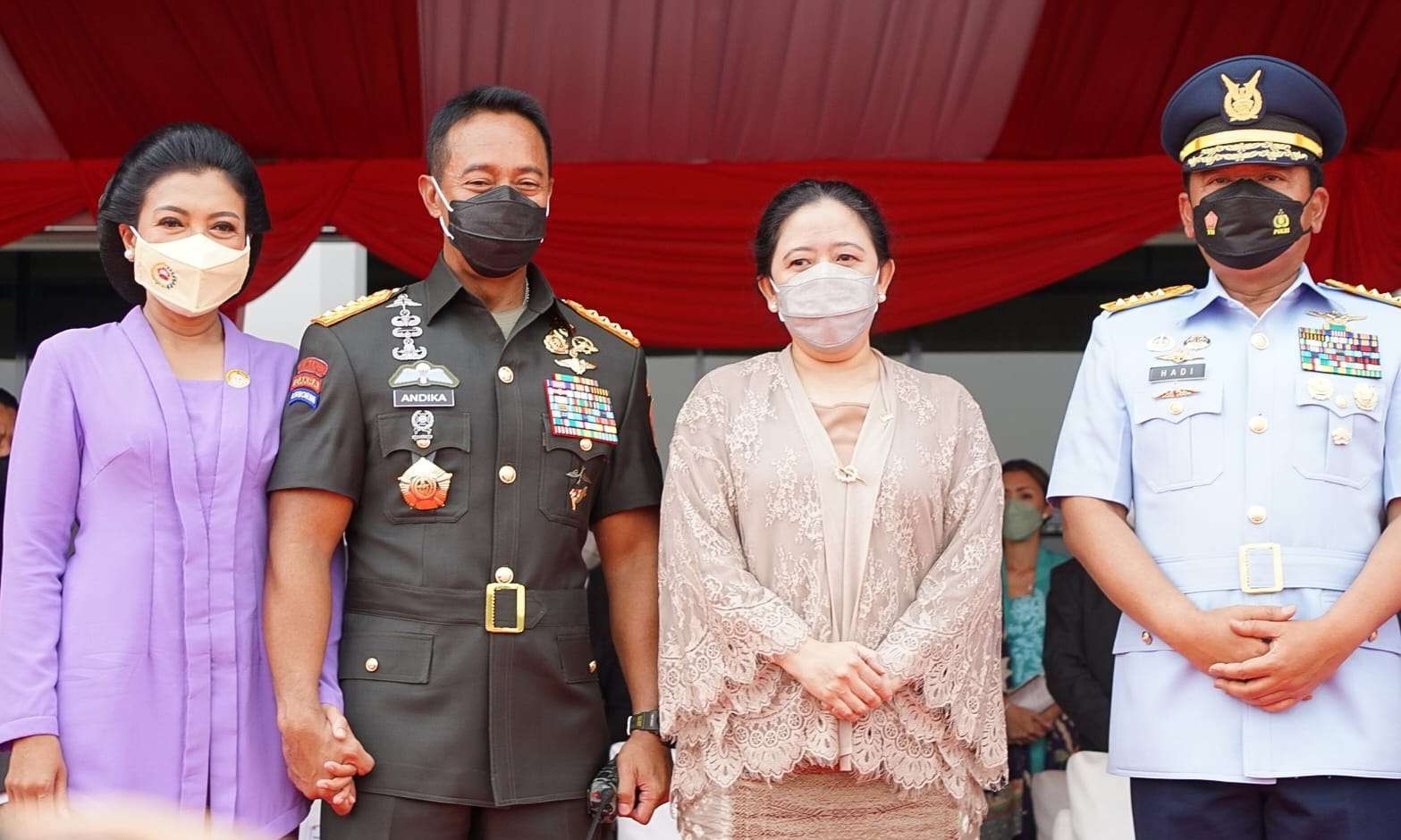 Ketua DPR Punan Maharani bersama Panglima TNI  Jendral Andika Perkasa dan Marsekal Hadi Tjahjanto yang ia gantikan (foto: istimewa)