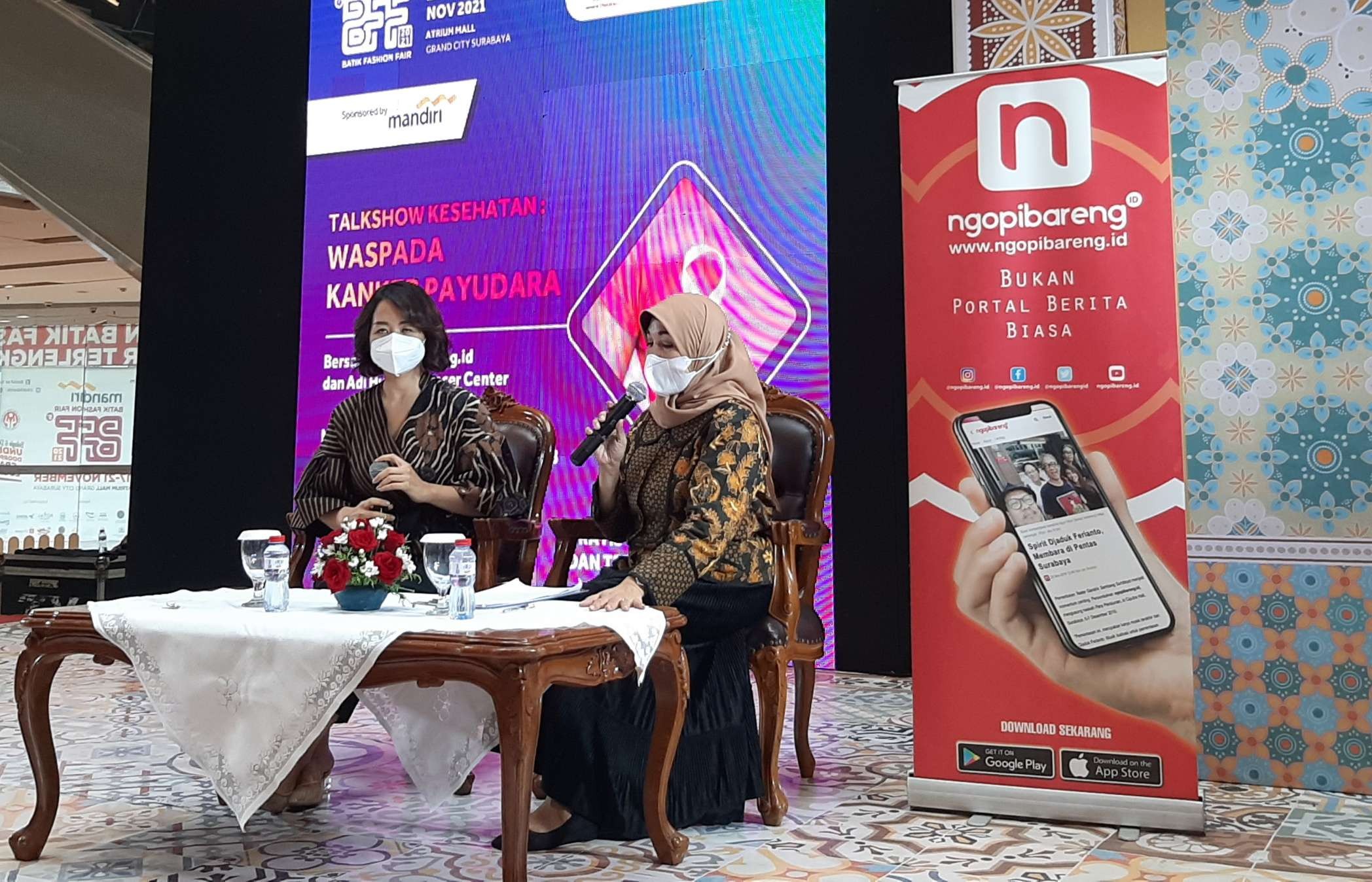 Adi Husada Cancer Center (AHCC) bersama Ngopibareng.id, dalam talk show kesehatan bertajuk "Waspada Kanker Payudara". (Foto: Pita Sari/Ngopibareng.id)