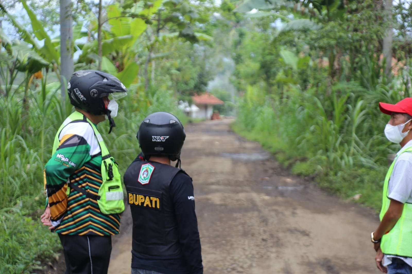 Bupati Lumajang Thoriqul Haq tinjau jalur Ranuyoso yang dikebut pengerjaannya. (Foto: Pemkab Lumajang)