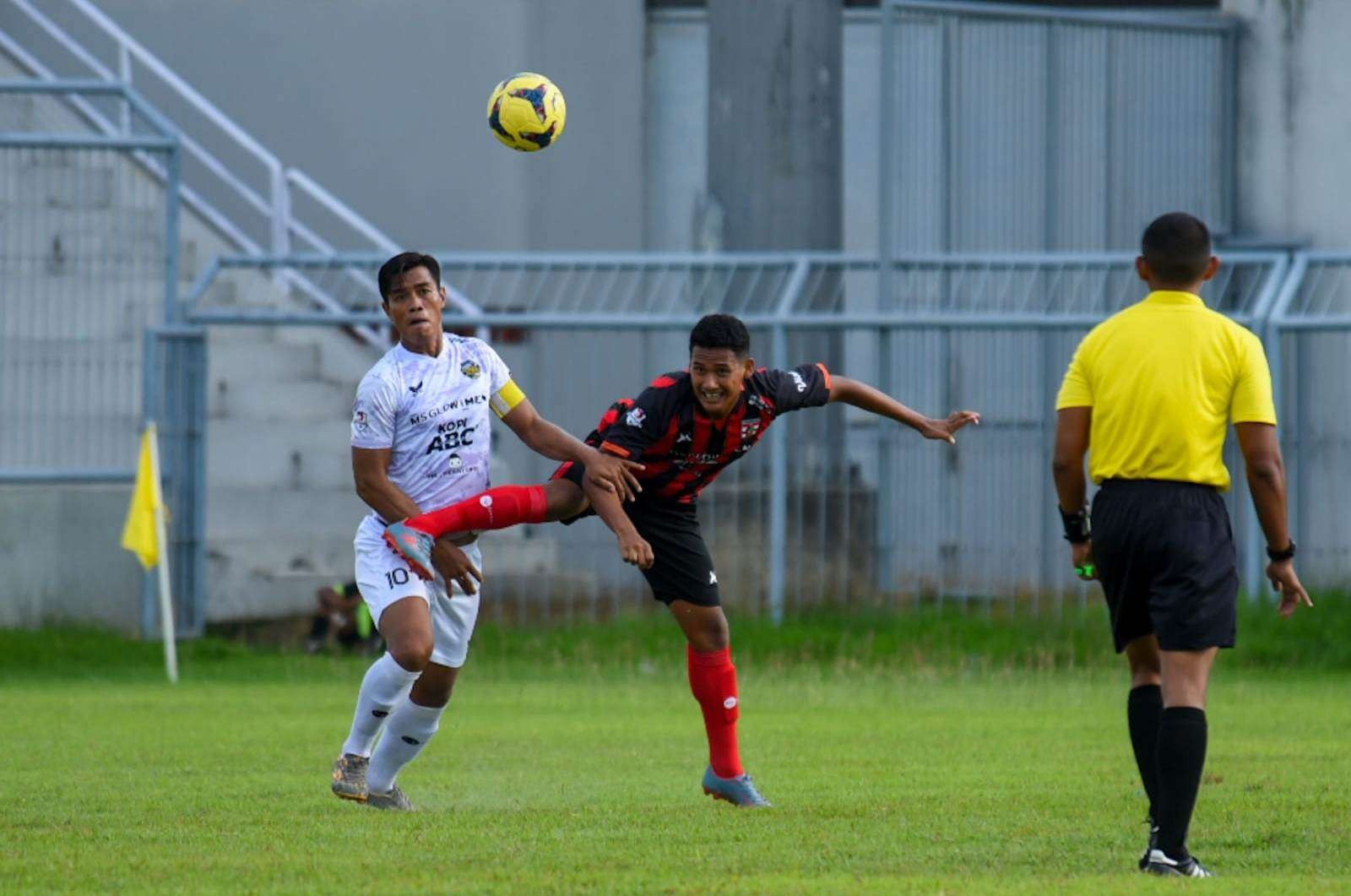 Pemain Persewangi berebut bola dengan pemain Persebo Muda Bondowoso dalam pertanding. (Foto: Istimewa)