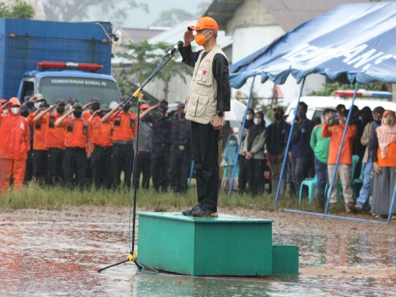 Hujan intensitas sedang sudah turun ketika Gubernur Jawa Tengah Ganjar Pranowo tiba di Lapangan Kecamatan Wanayasa, Kabupaten Banjarnegara. (Foto: Ist)