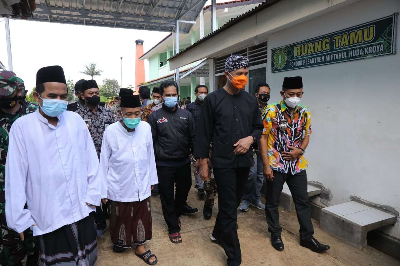 Ganjar saat berkunjung ke Pondok Pesantren Miftahul Huda untuk bertemu dengan Kiai Su'ada Adzkia. (Foto: Istimewa)