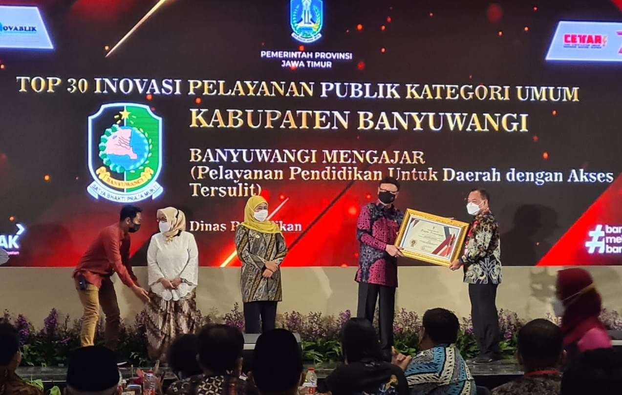 Sekretaris Daerah Banyuwangi, Mujiono menerima penghargaan dari Menteri Pendayagunaan Aparatur Negara & Reformasi Birokrasi Tjahjo Kumolo. (Foto: Istimewa)